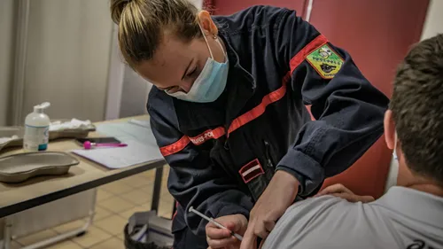 Les pompiers des Ardennes vaccinent contre le covid-19 dans les...